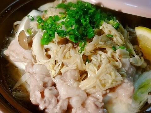 タジン鍋でヘルシーに！豚肉ともやしの塩キノコ蒸し☆